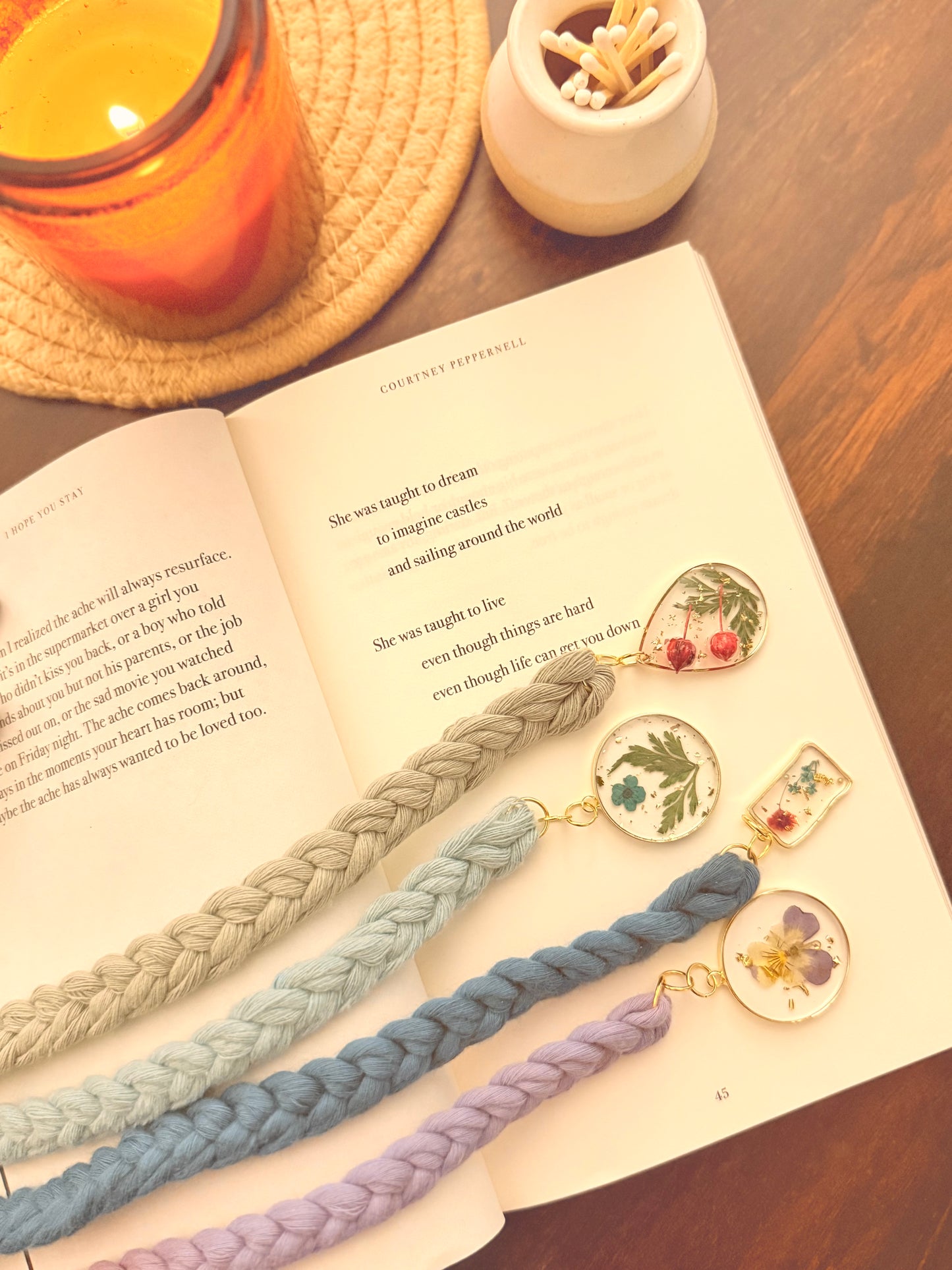 Delicate Romantic Wildflower Bookmark | Cottagecore Gift for Book Lovers | Bridgerton Inspired Macrame Bookmark